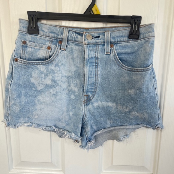 Levi’s 501 Women’s Shorts Sz 27 Denim Jean High Rise 99% Cotton Blue Bleached - Picture 2 of 6